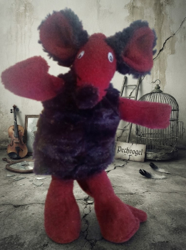 Handgemachter Pechvogel ca. 50 cm rot schwarz – humorvolle Plüschfigur mit großen Ohren und Charakter – Unikat aus Jandelsbrunn – lustiges Geschenk und Deko